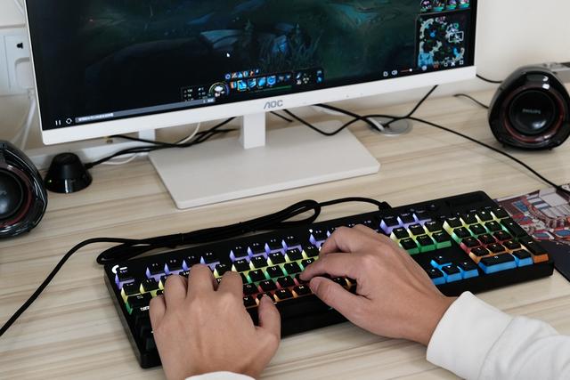 罗技g610机械键盘测评,罗技g610和910的键帽一样么