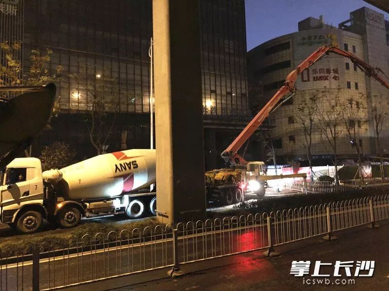 万家丽路大润发附近路面塌陷,万家丽路塌陷路况