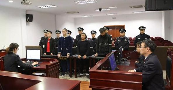 冒充易烊千玺骗小学生钱故事,4名男子冒充易烊千玺被骗