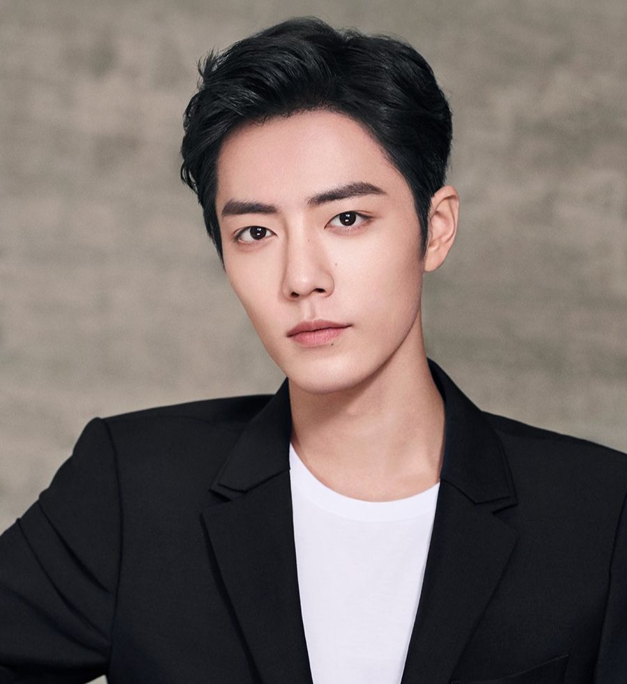 美人心计易烊千玺,易烊千玺阿玛尼晚宴喝香槟