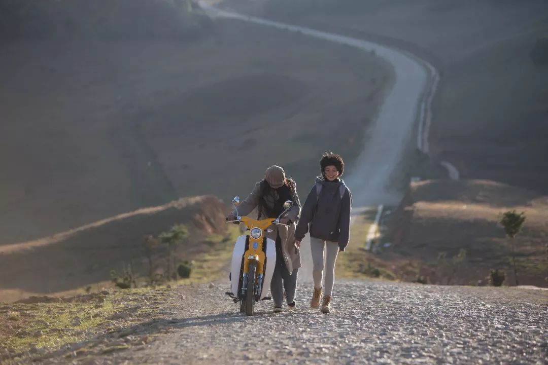 女司机骑摩托车,骑电动车旅游洱海