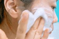 脸上搓出3斤泥！难怪又黄又暗又黑头！10秒给脸蛋“剥壳”，厉害