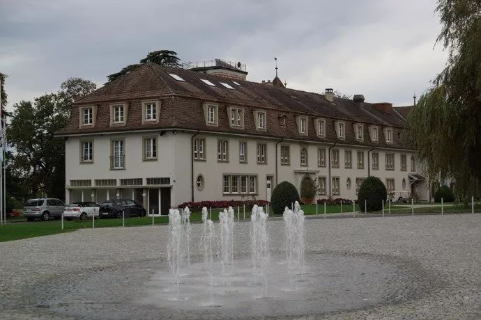 赵文卓女儿在英国上的高中,赵文卓女儿上的是职业学校吗