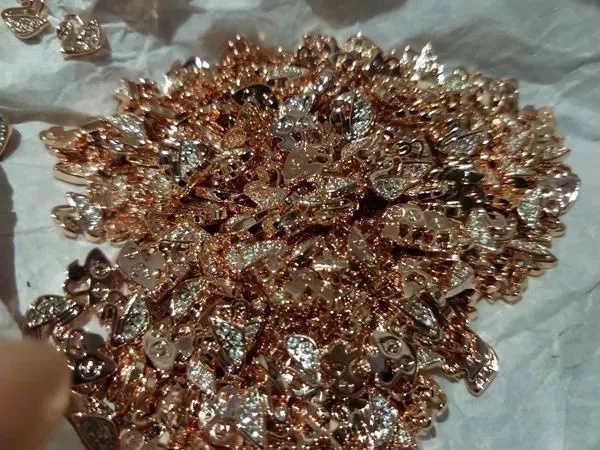 卖假奢侈品团伙被罚千万,卖假货施华洛世奇违法吗