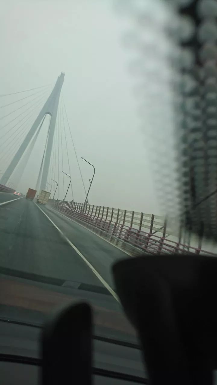 只看外观轻率买了福克斯？配置不高，但适合郊区通勤，搬家都靠它！可为何车主表示不会再选福特？