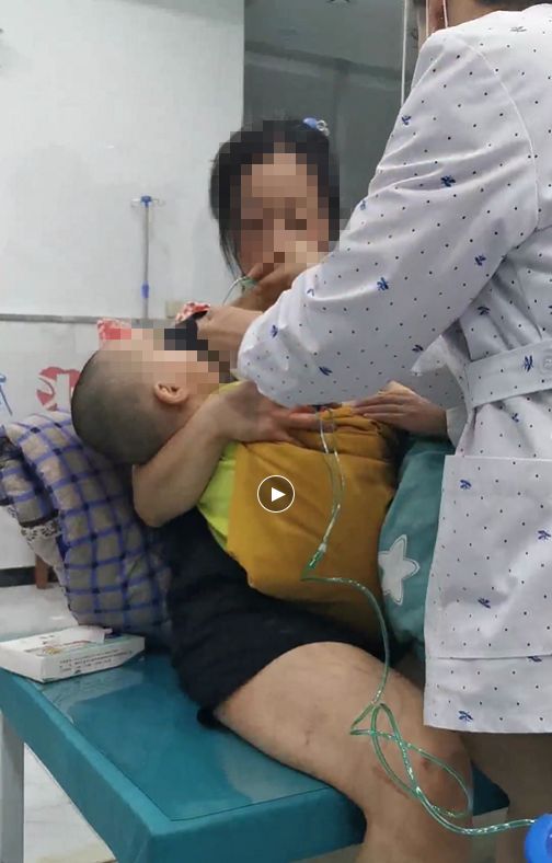 小孩呼吸困难翻白眼,儿童吃苹果窒息