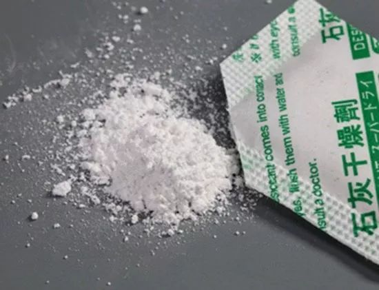 小孩吃干燥剂被腐蚀,一个小孩把干燥剂吃进了嘴里