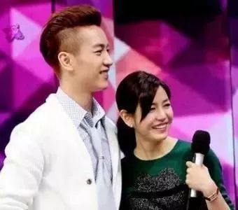 旧情再提，冷眼相对，娱乐圈小甜甜又双叒被曝婚变？