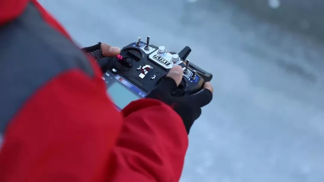冰天雪地送快递最怕遇上道路结冰,道路结冰外卖小哥拖箱送餐