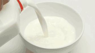 这个杯子被施了魔法！能自行搅拌解放双手，还能给手机无线充电