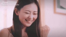 这个杯子被施了魔法！能自行搅拌解放双手，还能给手机无线充电