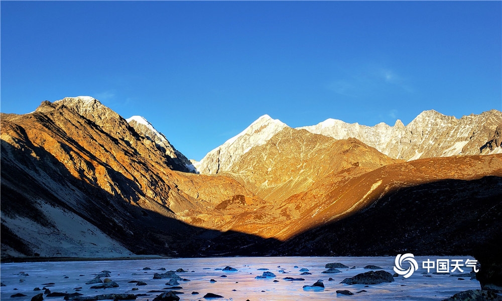 四川康定雪山迎朝阳日照金山无比震撼