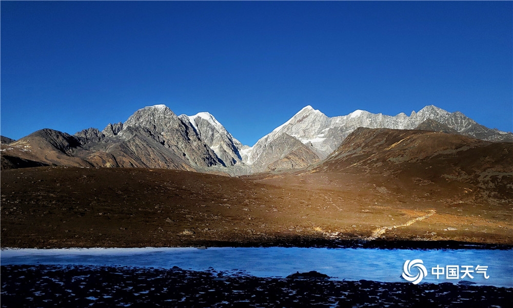 四川康定雪山迎朝阳日照金山无比震撼