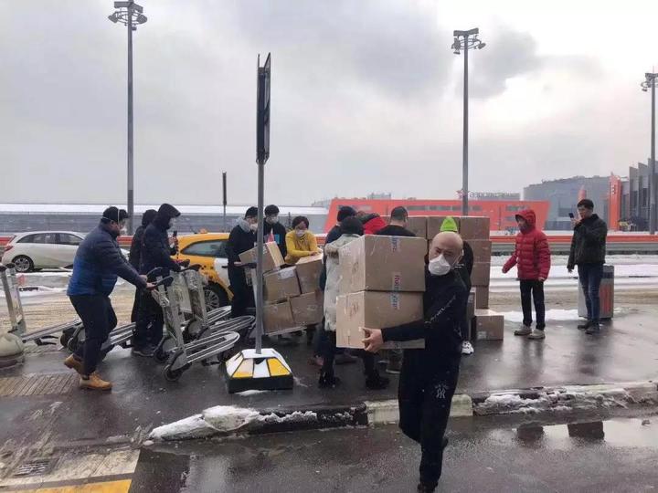 最暖浙江人！2吨医疗物资“人肉搬运”从俄罗斯抵杭