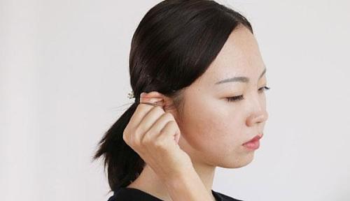 女孩因为打耳洞做手术,23岁女孩打耳洞