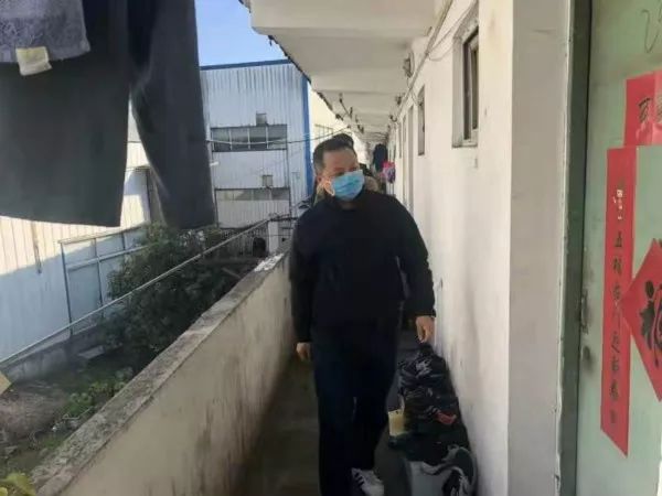 战疫的暖心事例视频,上海战疫感人瞬间