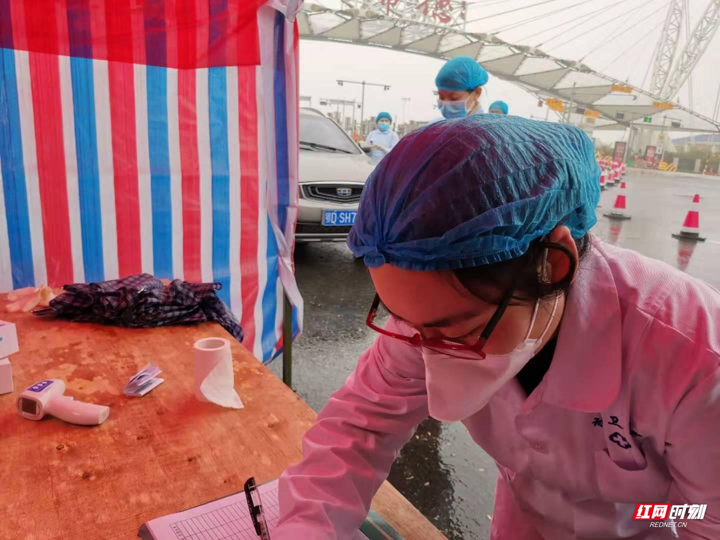 党员冲锋在前勇于担当,党员冲锋在前担当奉献