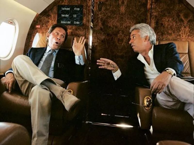 知道你们无聊，于是请来这些时装大师，陪你们一起宅在家中