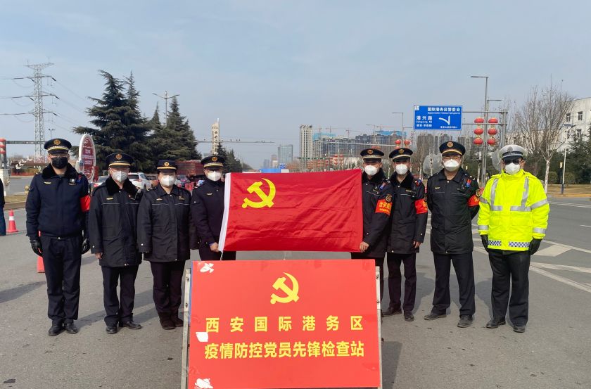 战疫一线党旗飘勇担使命践初心,让党旗在防控战役第一线高高飘扬