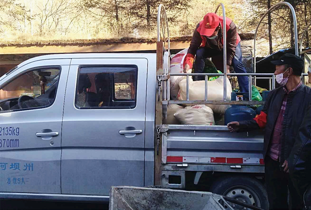 小金:“代购队”免费送货上门,村民安心“宅”家抗疫