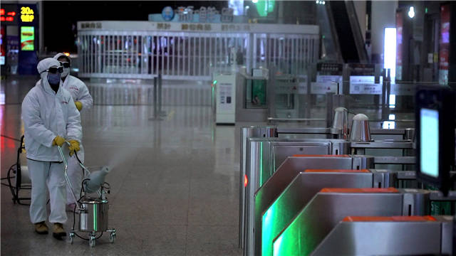 疫情期间扛着药瓶架坚持工作,青春战疫我在现场图片