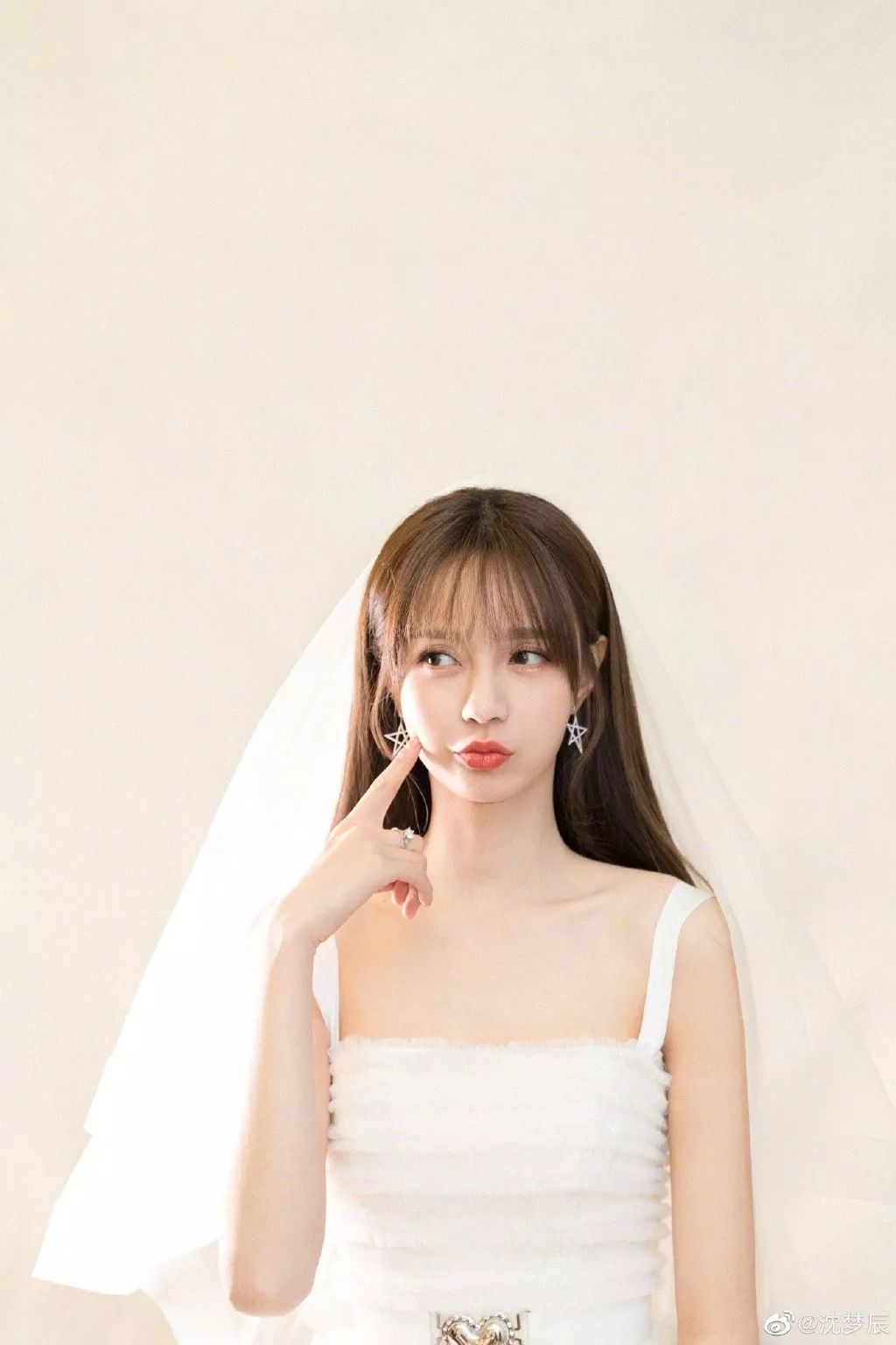 沈梦辰下睫毛,沈梦辰发光卧蚕为什么秒变猴哥