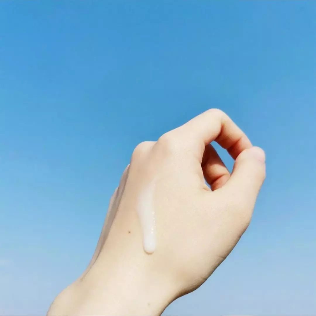 有了水乳精华脸嫩了,有了这些护肤品会更年轻