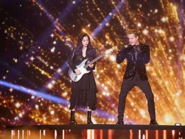 欧阳娜娜酷girl的日常look,欧阳娜娜化身甜酷女孩