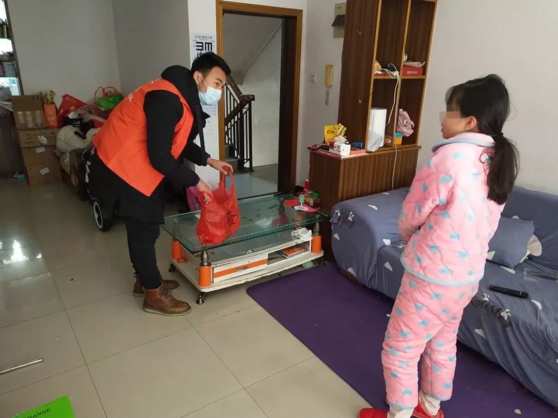 13岁女童独自在家，社区工作人员当起“临时父母”