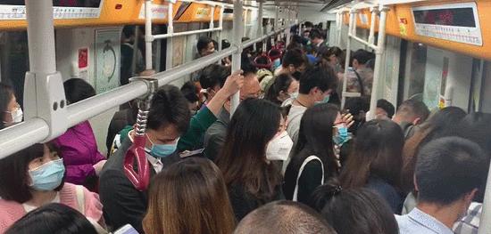 跨年夜地铁二号线有乘客呕吐,广州地铁2号线乘客呕吐