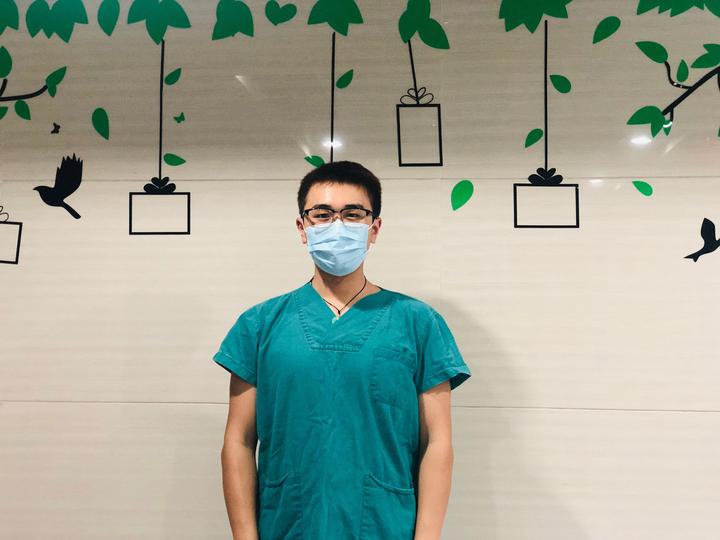 驰援手记｜10岁小患者说“我好无聊！”，94年男护士主动当起了“私人家教”