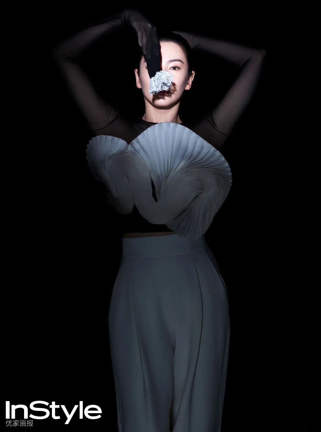 张雨绮站在舞台上虚不虚,张雨绮封面泳池女王