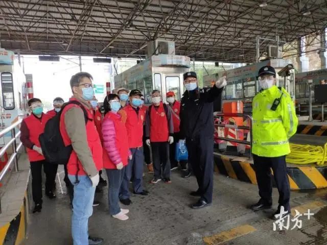 党员先锋队坚守在一线,老党员先锋队