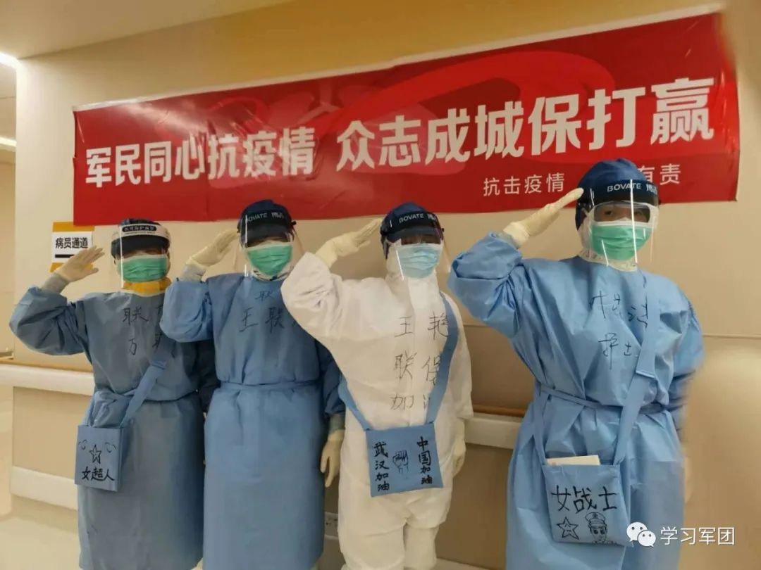 抗疫一线的白衣感动瞬间,武汉疫情防护服上写精忠报国