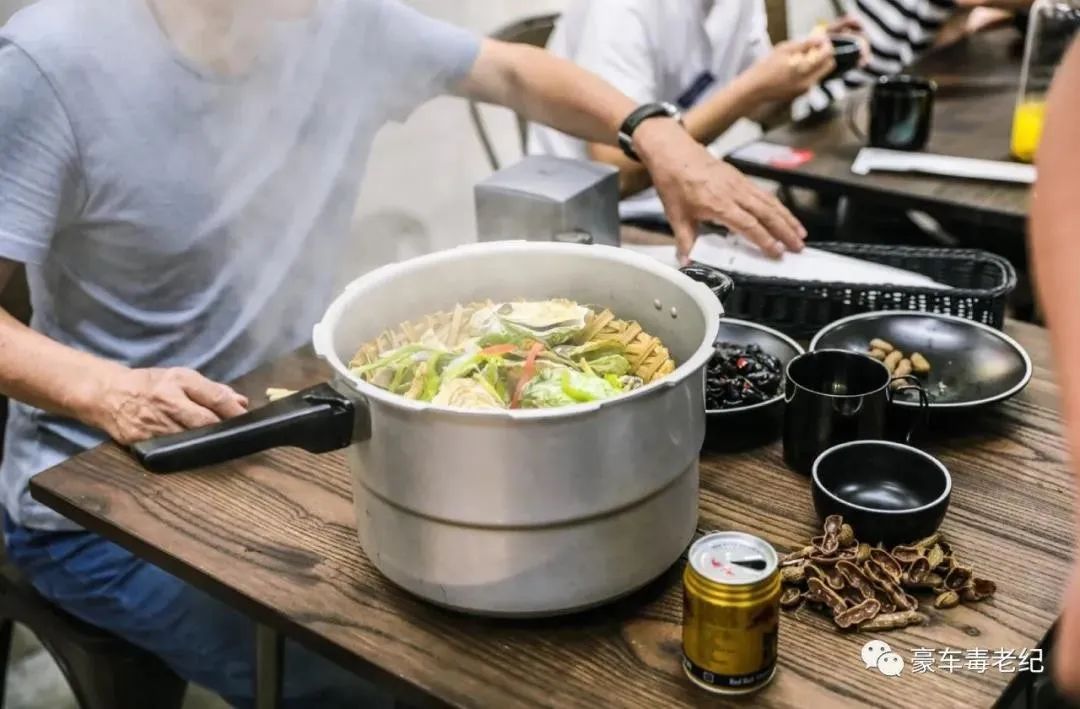 豪车毒老纪蚝宅创始人——疫情之下的*局破**者