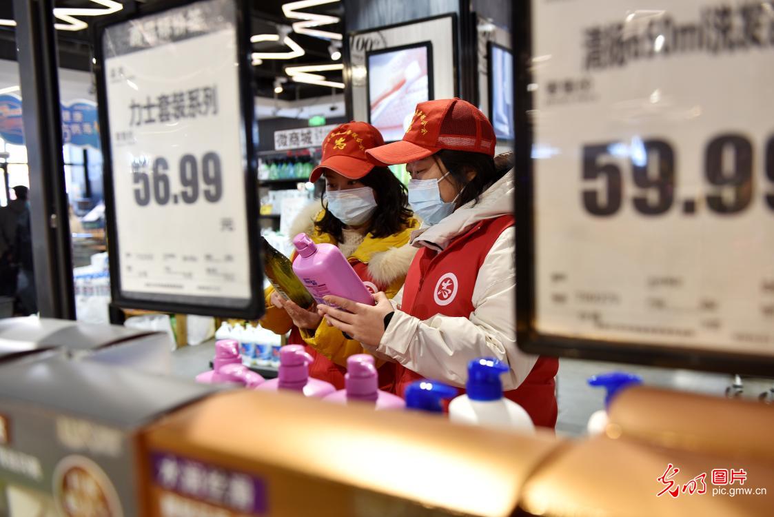 雷锋精神在疫情防控中闪烁,弘扬雷锋精神疫情防控主题党日
