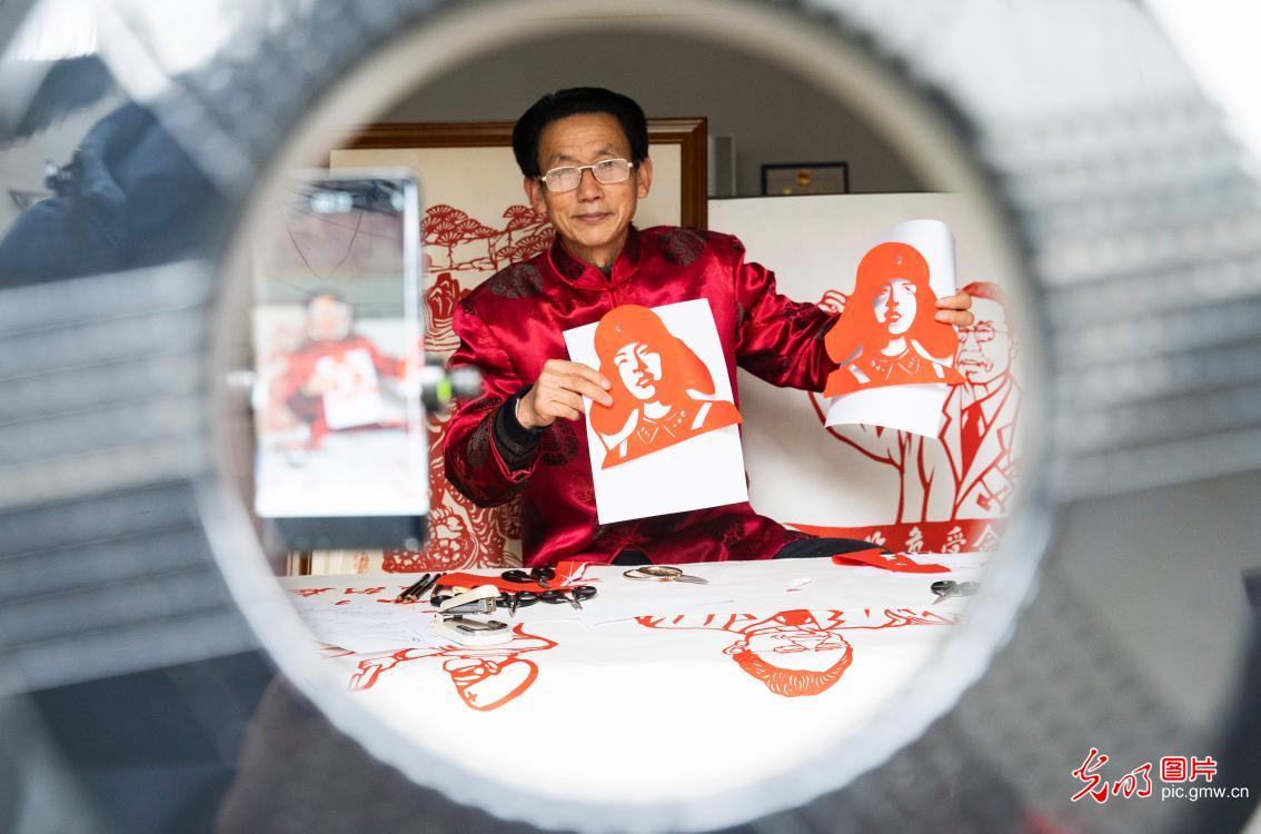 雷锋精神在疫情防控中闪烁,弘扬雷锋精神疫情防控主题党日