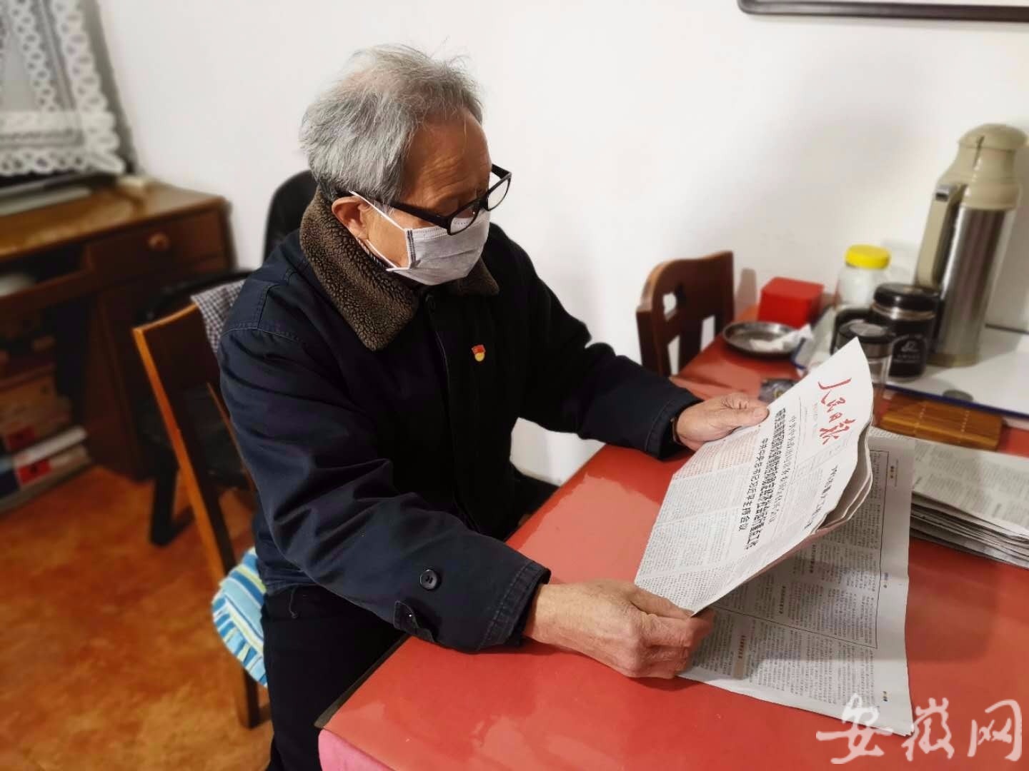 防疫人员上门照顾老人,社区防疫走访孤寡老人