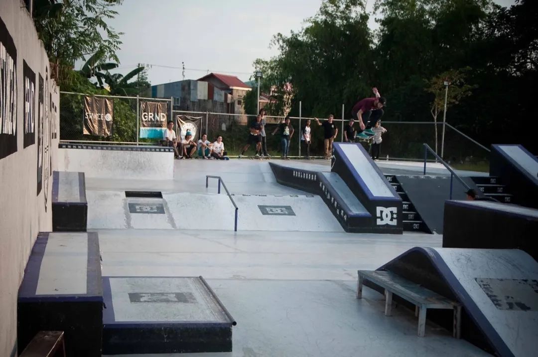 泡菲律宾火辣女孩、上身菲律宾牌子RHUDE是每一个潮人的幻想吧？