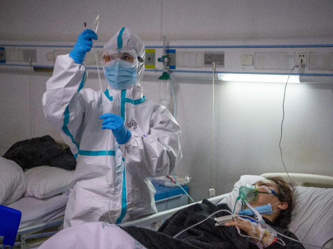 驰援日记：老人经过多天的输液用药，大部分的血管都硬如条索