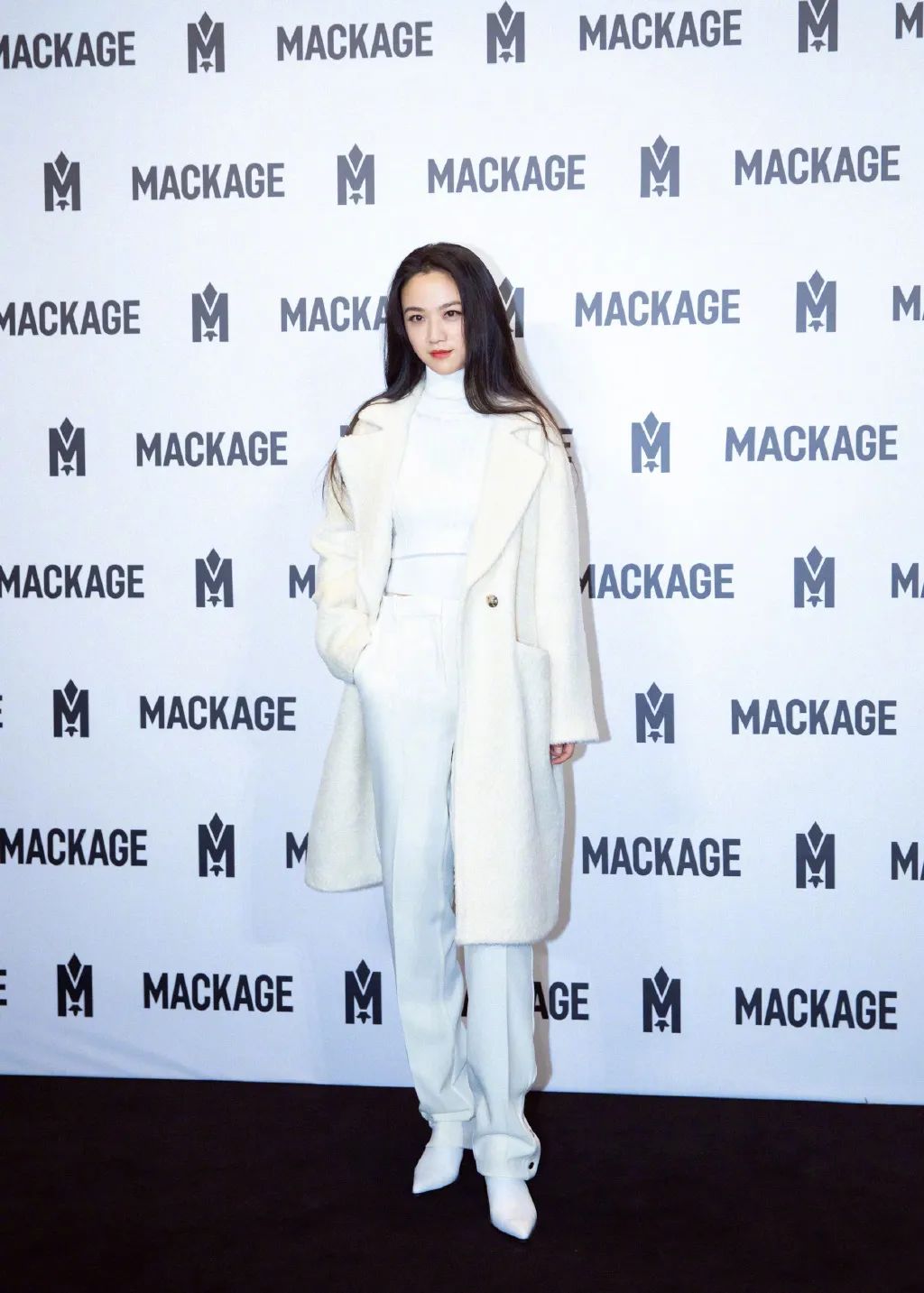 今年的自信就指着领子了