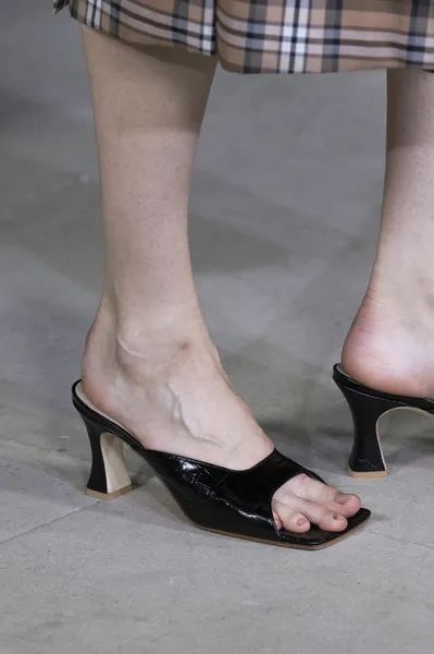 我花十分之一价格在ZARA买到BV相似款，真的好穿吗？