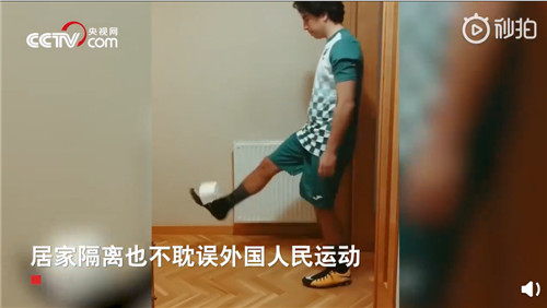 会玩！外国民众居家抗疫乐趣多：阳台办起音乐会，无人机遛狗，厕纸成了筹码