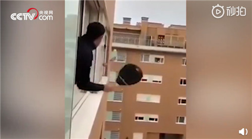 会玩！外国民众居家抗疫乐趣多：阳台办起音乐会，无人机遛狗，厕纸成了筹码