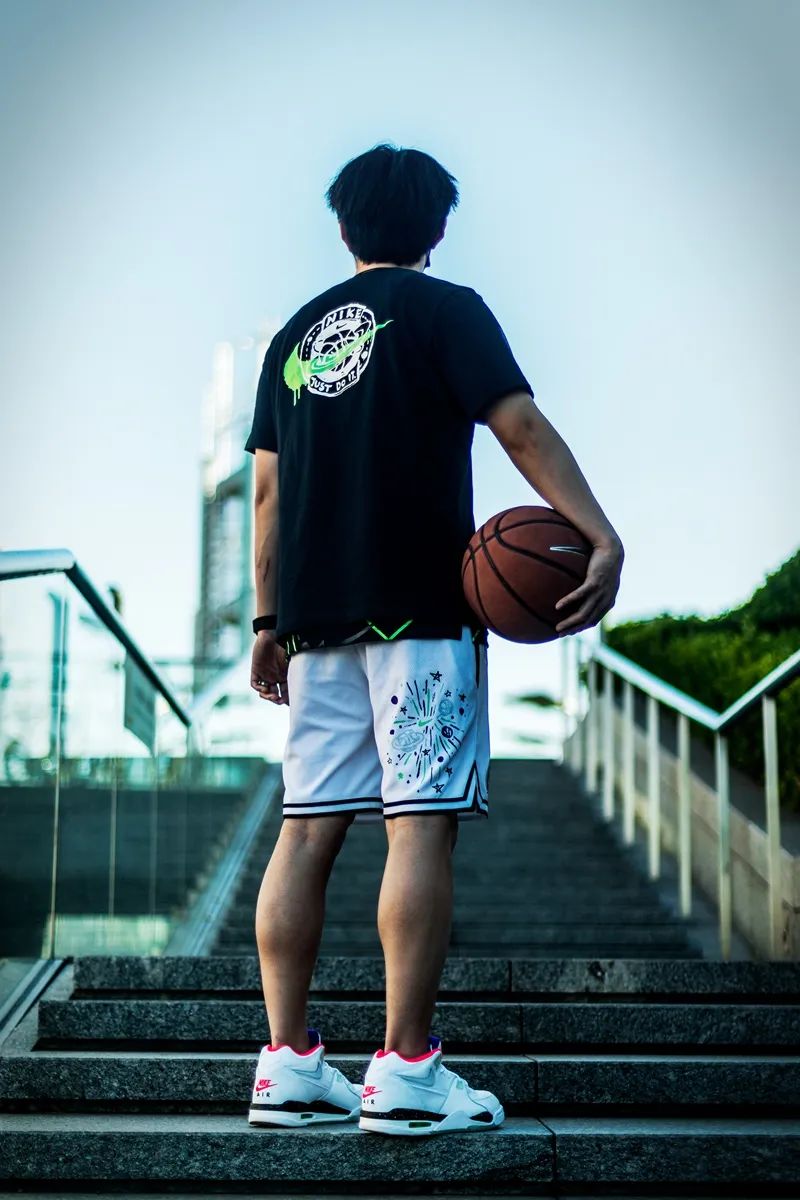 耐克新款亮眼,耐克夜光涂鸦测评