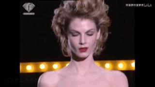 41岁妖孽超模养鸡种田,凭一张动图霸屏15年:原来这只老狐狸,早已修成了仙