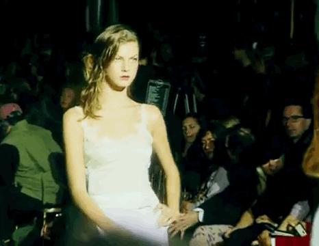 41岁妖孽超模养鸡种田,凭一张动图霸屏15年:原来这只老狐狸,早已修成了仙