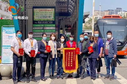 疫情社区给下沉单位送锦旗,送锦旗感谢社区人员