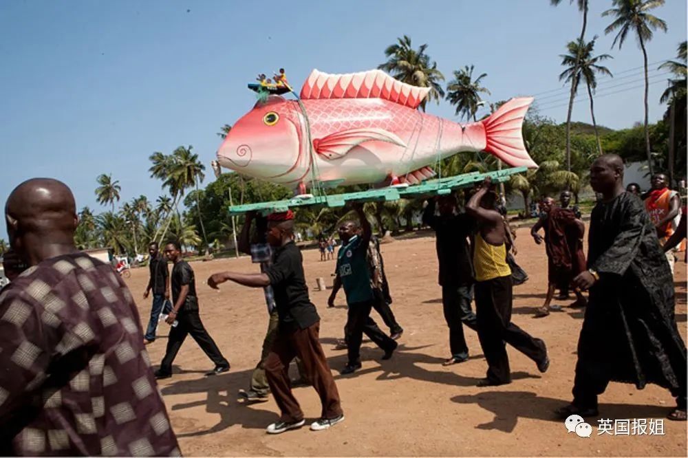 黑人老哥边蹦迪边抬棺材，为啥这个国家的葬礼这么嗨