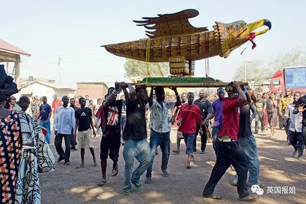 黑人老哥边蹦迪边抬棺材，为啥这个国家的葬礼这么嗨